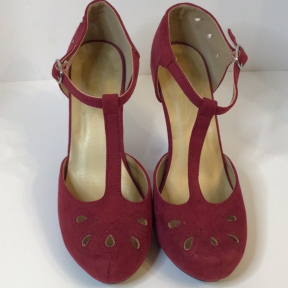 GRAHAM STREET SHOES Co. BURGUNDY RED T. STRAP SUEDE HEELS SZ 8 - Picture 2 of 15